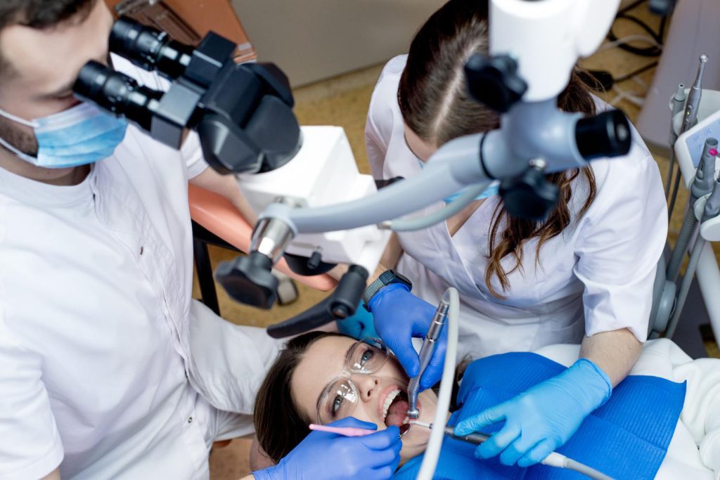 Leczenie zębów pod mikroskopem to nie tylko nowoczesne podejście do stomatologii, ale także wiele korzyści dla pacjentów