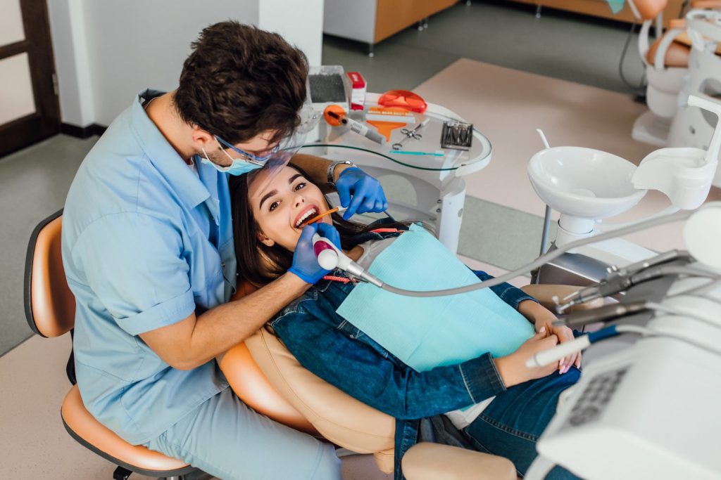 Leczenie kanałowe jest jednym z najważniejszych zabiegów stomatologicznych, które pomagają pacjentom odzyskać zdrowie jamy ustnej i piękny uśmiech
